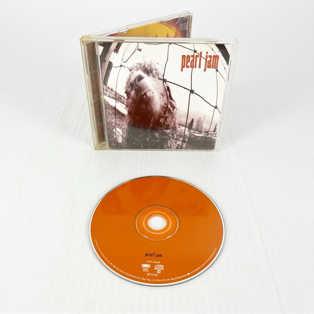 Vintage 1993 Epic Associated Pearl Jam VS Rock Music CD ZK 53136